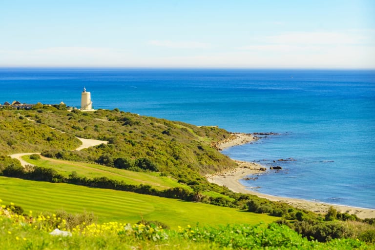 Paisaje costero en San Roque con mar azul y vegetación natural